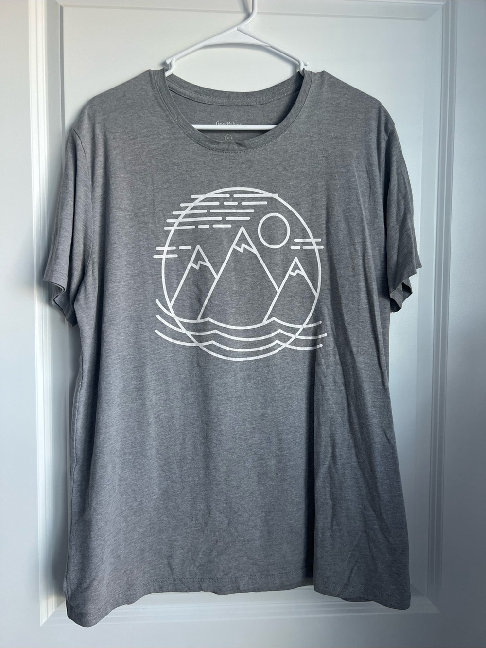 Goodfellow & Co Gray Short Sleeve Tee with White Mountain Graphic